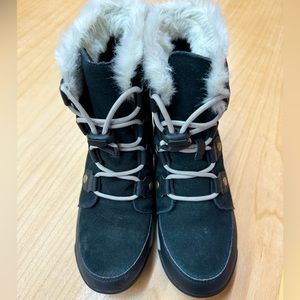 Lightly used Sorel girls boots size 4. Warm lining with fur edge detail.